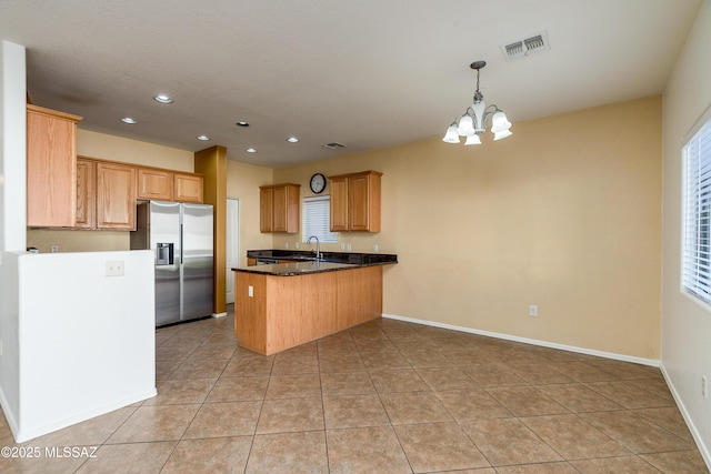 kitchen featuring visible vents, stainless steel fridge with ice dispenser, a chandelier, a peninsula, and a sink