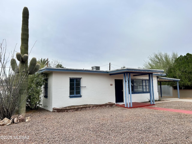 single story home with a carport