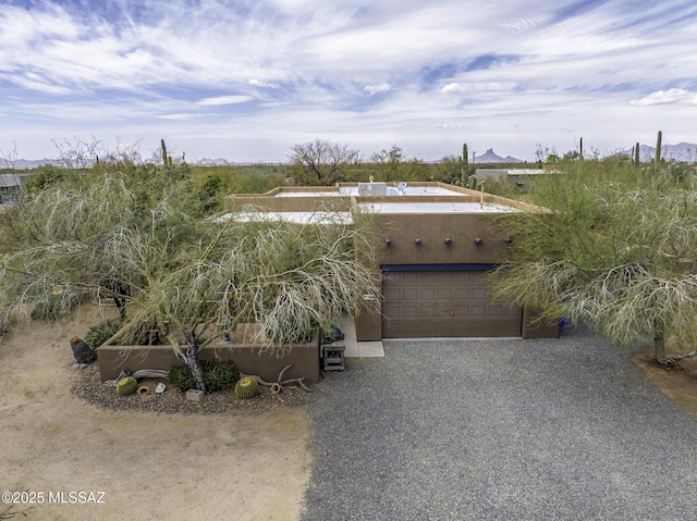 view of front of property featuring gravel driveway and stucco siding