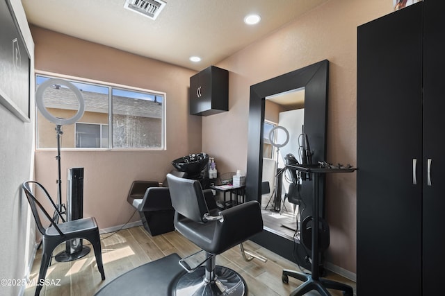 workout room featuring light wood finished floors, baseboards, visible vents, and recessed lighting