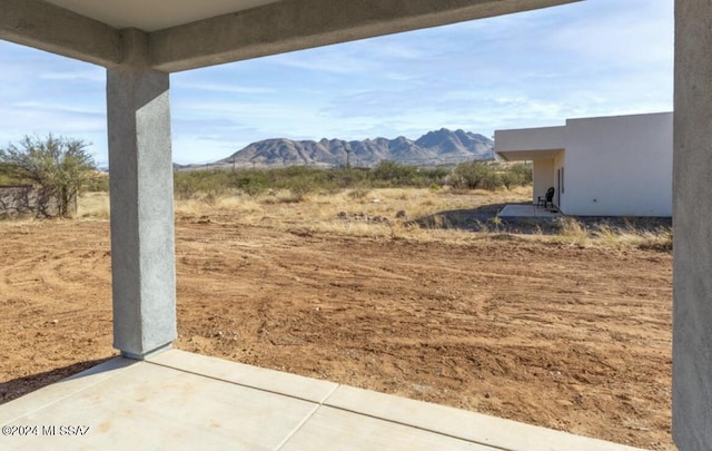 view of yard with a mountain view