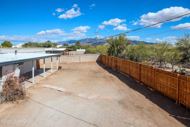 view of yard with fence and a mountain view