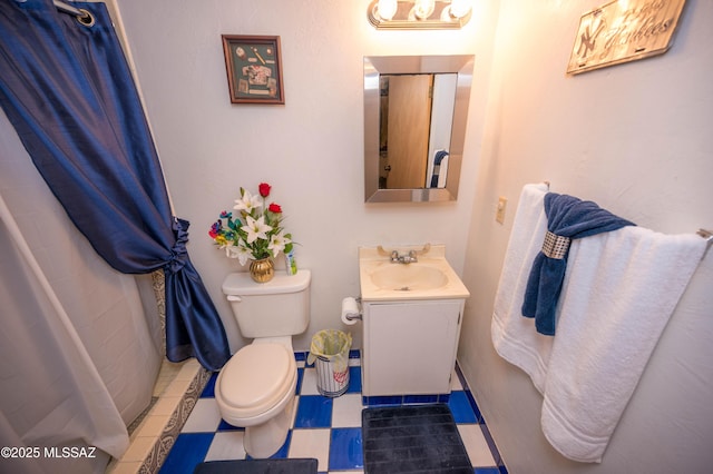 bathroom with a shower with curtain, toilet, and vanity