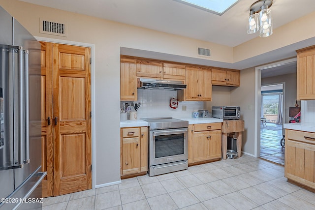 kitchen with under cabinet range hood, visible vents, stainless steel electric range oven, and tasteful backsplash