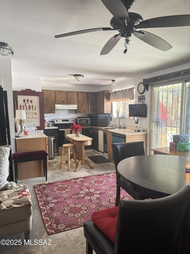 living area featuring a ceiling fan
