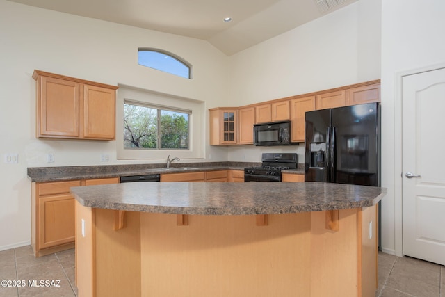 154 W Calle Patio Lindo, Sahuarita, AZ 85629 - kitchen featuring black appliances, high vaulted ceiling, a sink, a kitchen bar, and dark countertops