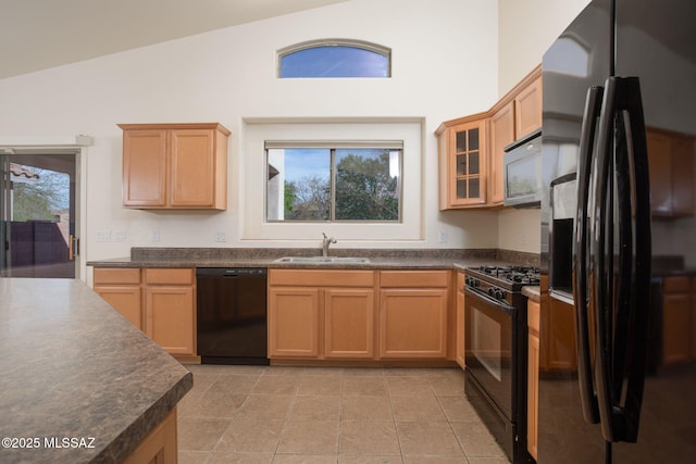 154 W Calle Patio Lindo, Sahuarita, AZ 85629 - kitchen featuring black appliances, a sink, dark countertops, plenty of natural light, and high vaulted ceiling