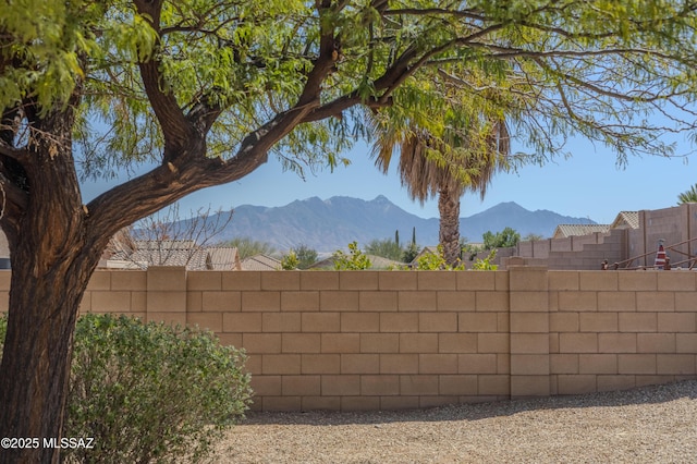view of yard with fence and a mountain view