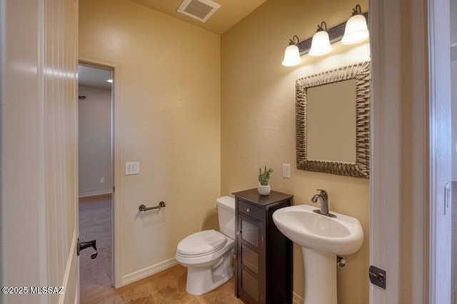 9505 S Deer Ridge Trl, Hereford, AZ 85615 - bathroom featuring visible vents and toilet