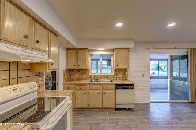 285 E Los Rincones, Green Valley, AZ 85614 - kitchen featuring white appliances, tile counters, under cabinet range hood, a sink, and recessed lighting