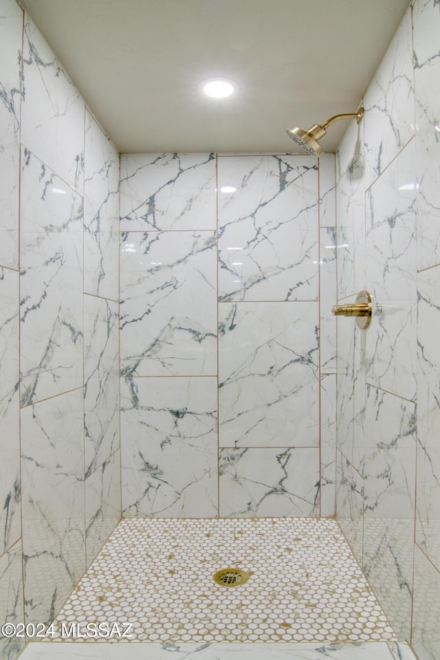 bathroom featuring tiled shower