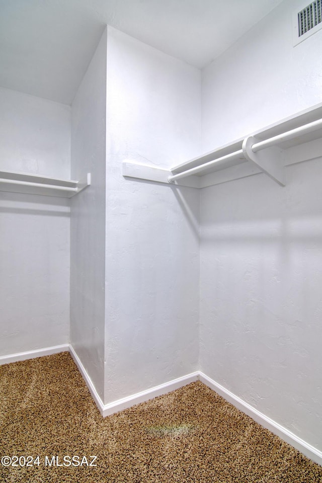 walk in closet featuring carpet flooring and visible vents