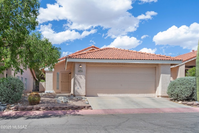 4654 W Gatehinge Ct, Tucson, AZ 85741 - view of front of house with stucco siding, a garage, driveway, and a tile roof