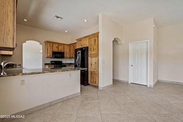 420 E Deers Rest Pl, Tucson, AZ 85704 - kitchen featuring a sink, a peninsula, visible vents, black appliances, and arched walkways