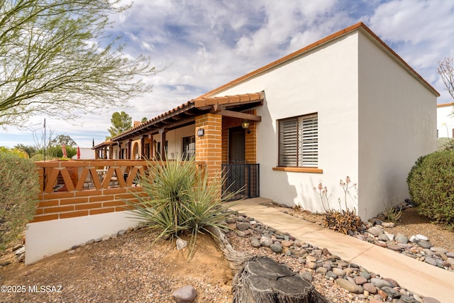 view of front of property featuring stucco siding
