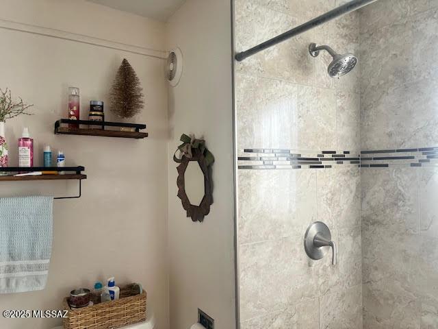 bathroom featuring a tile shower