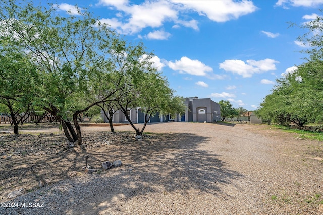 view of front facade featuring stucco siding and driveway