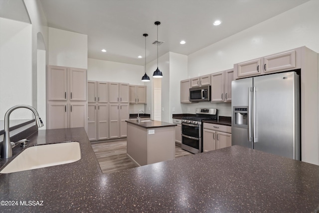 kitchen featuring visible vents, a sink, stainless steel appliances, and pendant lighting