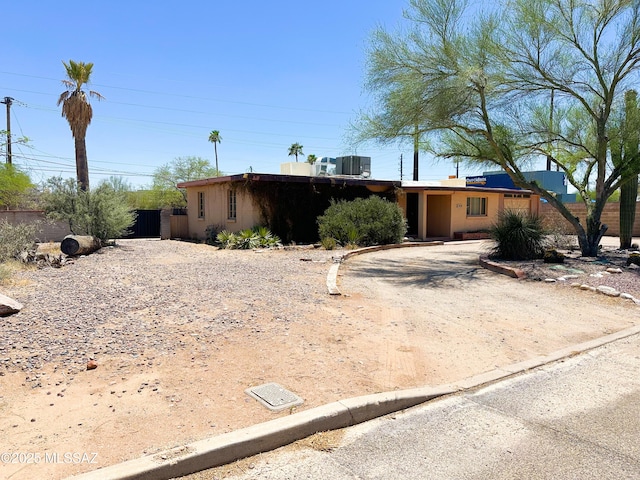 3926 E Camino De Palmas, Tucson, AZ 85711 - ranch-style house featuring driveway