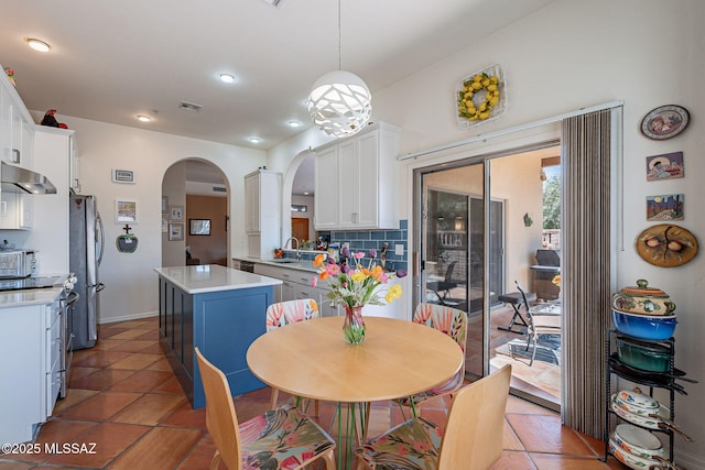 3437 S Abrego Dr, Green Valley, AZ 85614 - dining room with recessed lighting, baseboards, light tile patterned flooring, arched walkways, and visible vents