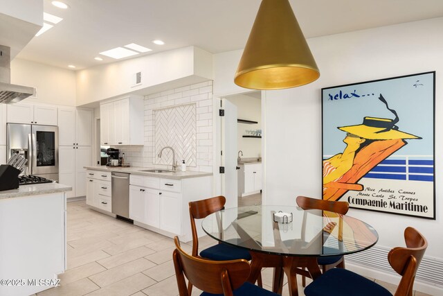 dining room featuring recessed lighting, visible vents, ceiling fan, and plenty of natural light