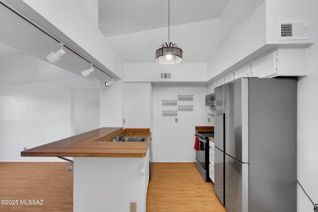 2172 N Pantano Rd Unit 217, Tucson, AZ 85715 - kitchen featuring appliances with stainless steel finishes, a peninsula, a sink, white cabinetry, and light wood-type flooring