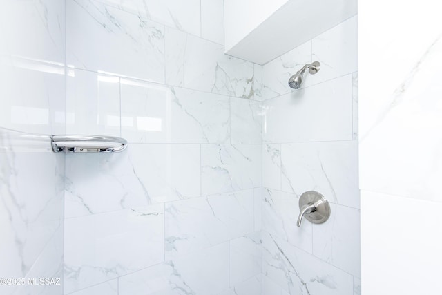 bathroom featuring tiled shower