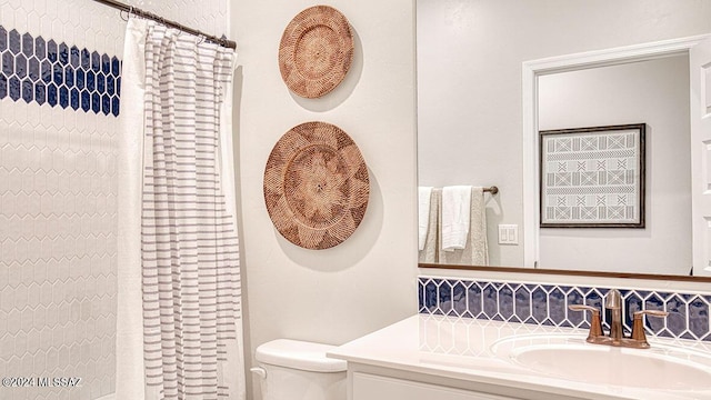 full bathroom with toilet, a shower with shower curtain, and vanity