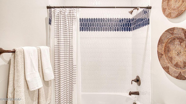 full bath with shower / bathtub combination with curtain