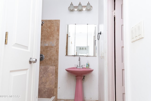 478 W Noon St, Nogales, AZ 85621 - bathroom featuring a tile shower