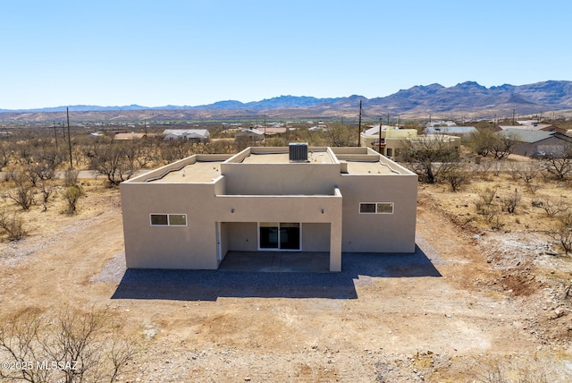 view of front facade featuring stucco siding and a mountain view