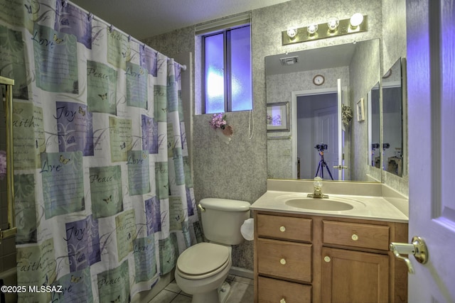 62583 E Amberwood Dr, Saddlebrooke, AZ 85739 - bathroom featuring vanity, toilet, wallpapered walls, visible vents, and curtained shower