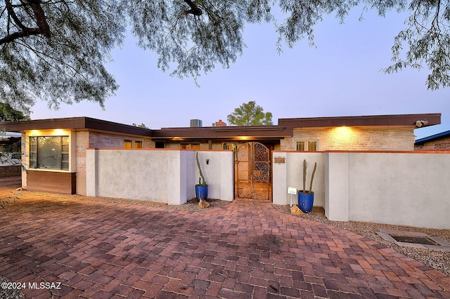 340 S Country Club Rd, Tucson, AZ 85716 - back of house featuring stucco siding, a gate, and a fenced front yard
