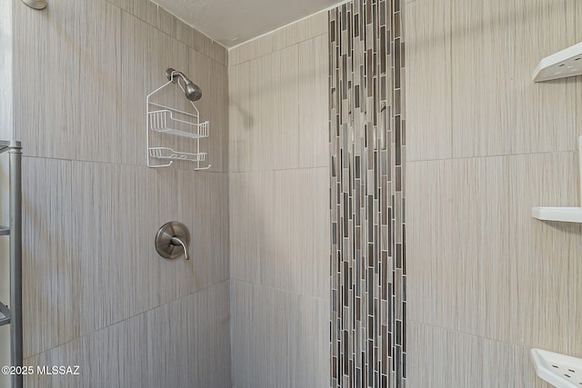 bathroom featuring a tile shower