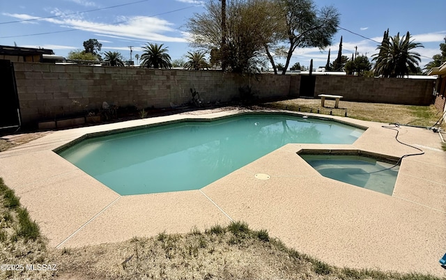 6902 E Calle Neptuno, Tucson, AZ 85710 - view of pool featuring a fenced backyard and an in-ground hot tub