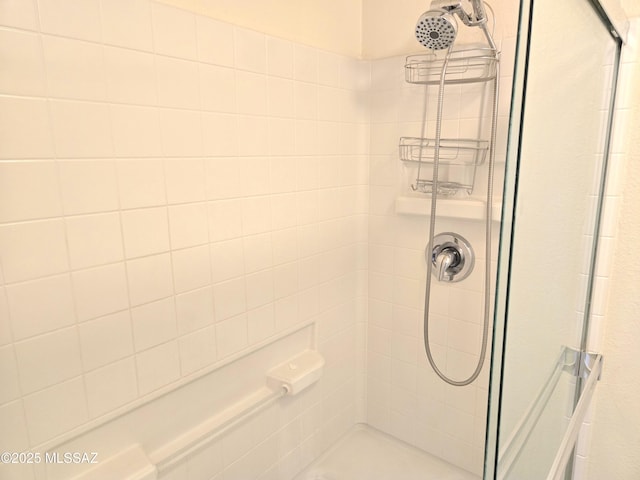 bathroom featuring tiled shower
