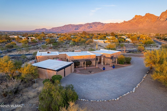 birds eye view of property featuring a mountain view