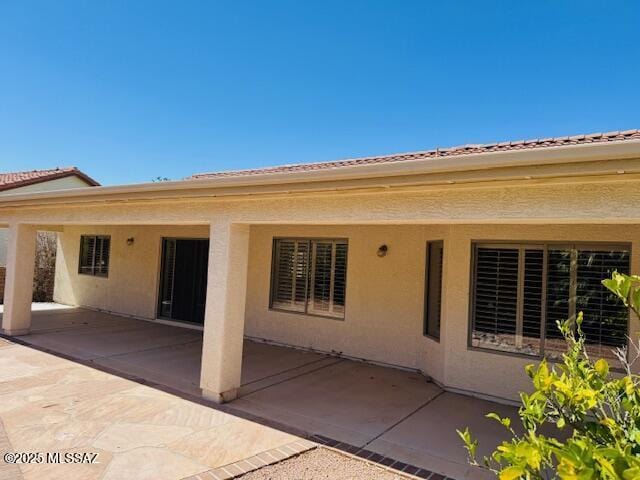 1370 N Birds Nest Rd, Green Valley, AZ 85614 - rear view of house with stucco siding and a patio area