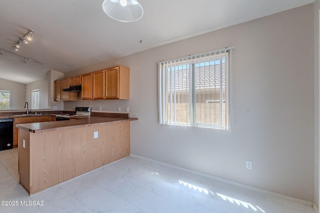 kitchen featuring a peninsula, under cabinet range hood, marble finish floor, a sink, and range with electric stovetop
