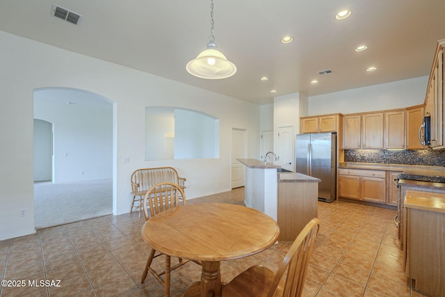 dining space featuring visible vents, arched walkways, light tile patterned flooring, and recessed lighting