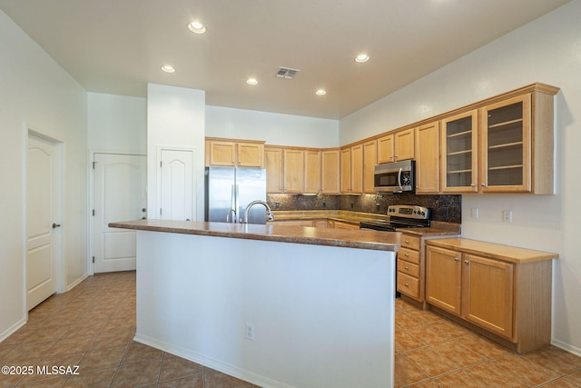 kitchen with stainless steel appliances, visible vents, decorative backsplash, and light tile patterned floors
