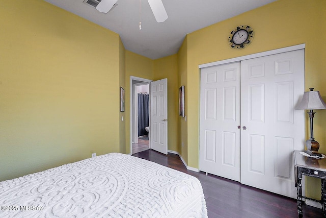bedroom featuring dark wood-style flooring, baseboards, ceiling fan, visible vents, and a closet