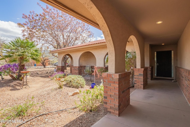 4720 E Wagon Train Rd, Tucson, AZ 85739 - living area featuring lofted ceiling, ceiling fan with notable chandelier, visible vents, light wood-style flooring, and a glass covered fireplace