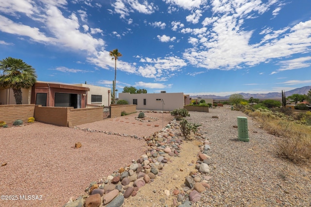 view of yard with fence and a mountain view