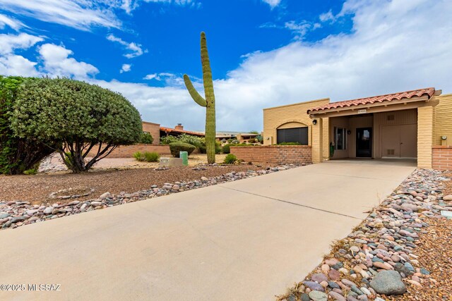 view of front of home featuring driveway and a carport