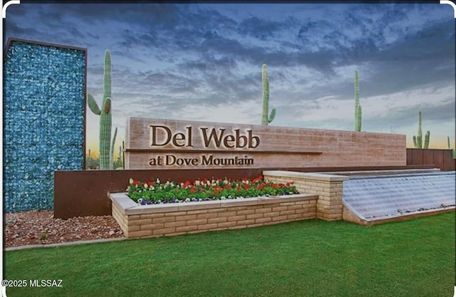 community sign featuring a yard
