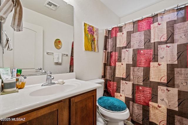 full bath featuring visible vents, toilet, vanity, and a shower with curtain