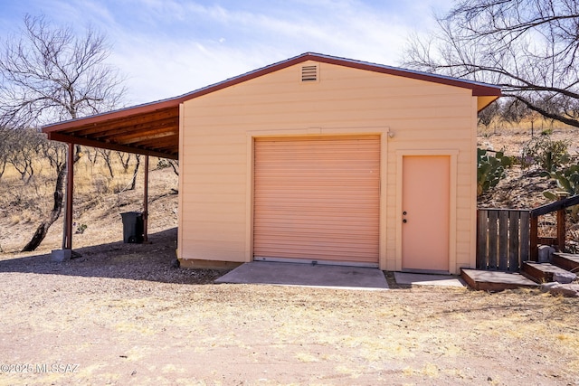 view of outdoor structure with an outdoor structure and driveway