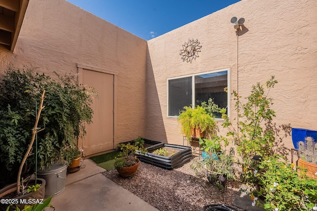 property entrance with stucco siding