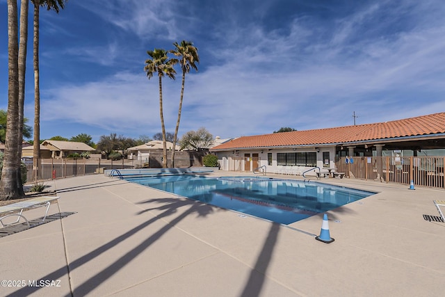 2525 N Camino Reloj, Green Valley, AZ 85614 - community pool with fence and a patio area